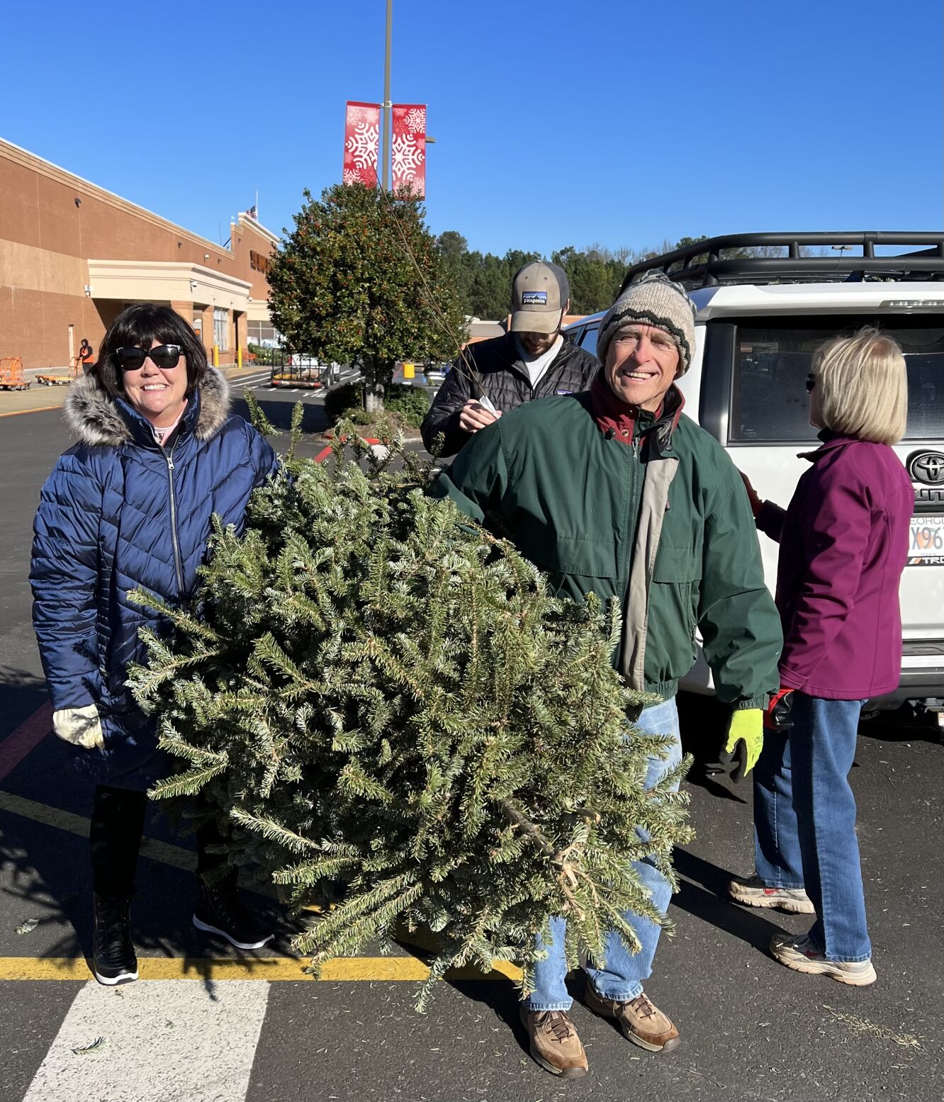 011222_MDJ_ActsofKindnessPart8_BringOneForTheChipper2022RoswellRdHomeDepotMetroMariettaRotaryClubUnloadingTree.jpg
